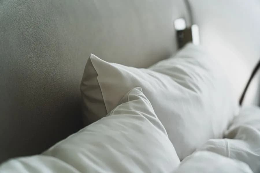 Almohadas blancas sobre la cama