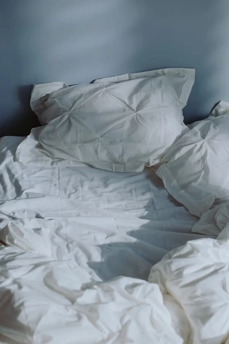 Cama con sábanas blancas y almohadas, protectores de colchón por mayor