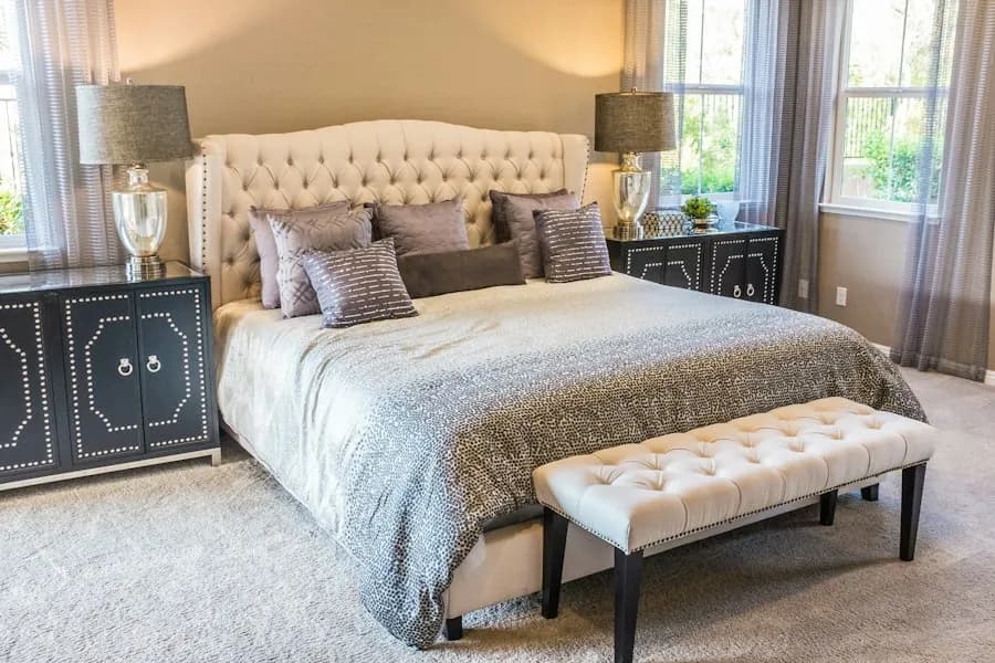 Cubrecama gris sobre una cama matrimonial en un dormitorio