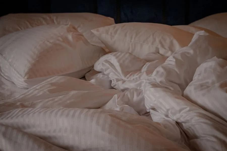 Edredón acolchado crema sobre la cama