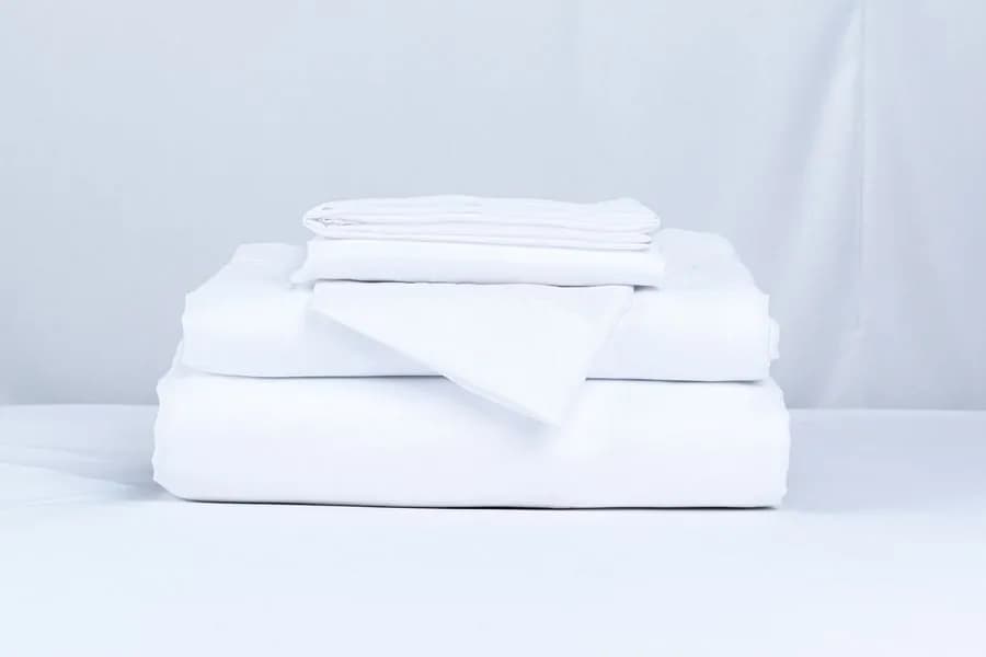 Juego de sábanas blancas dobladas