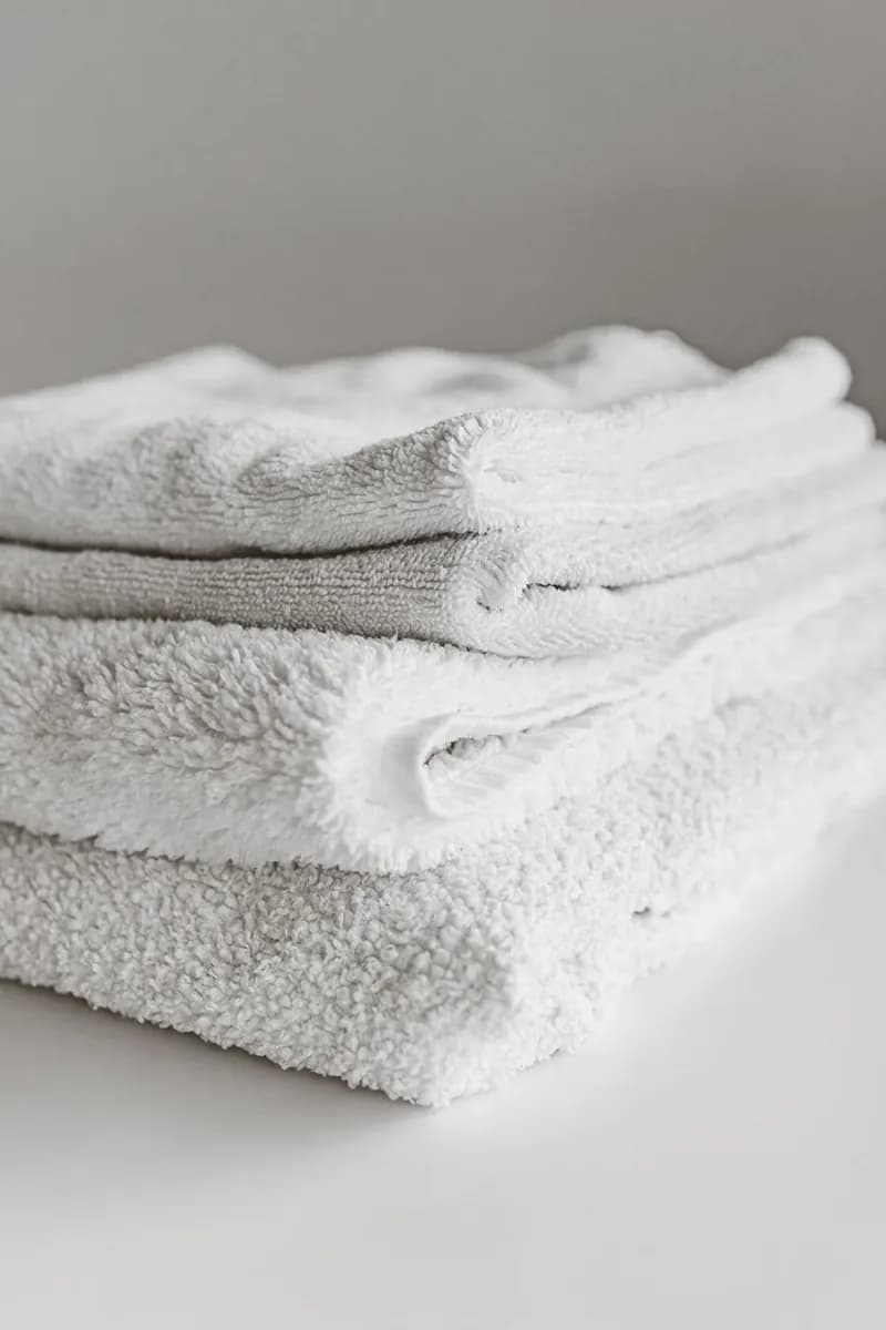 Toallas de baño blancas dobladas